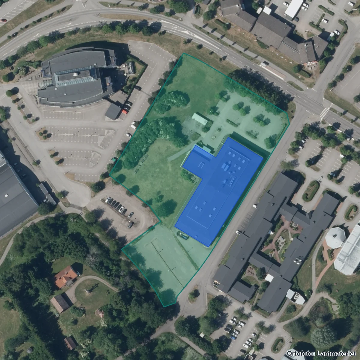 Flygbild över Vallastaden skola, ortofoto från Lantmäteriet
