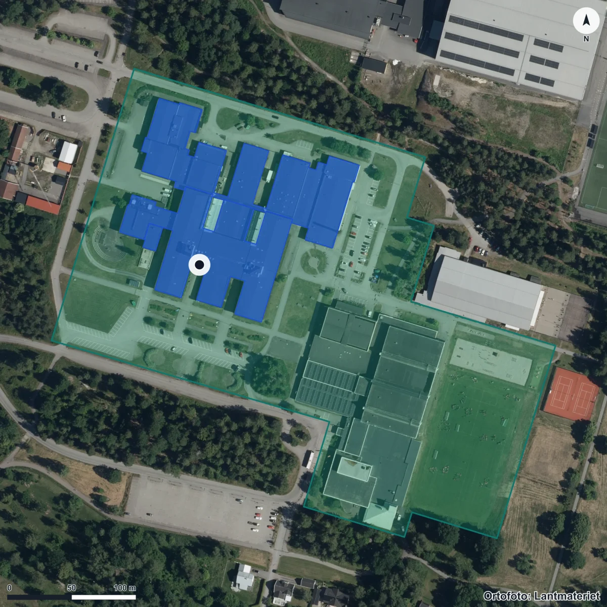 Flygbild över Duveholmsgymnasiet, ortofoto från Lantmäteriet