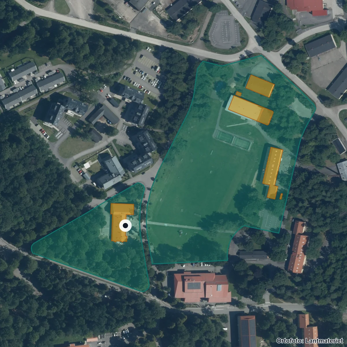 Flygbild över Finjasjöparkskolan Hässleholm, ortofoto från Lantmäteriet