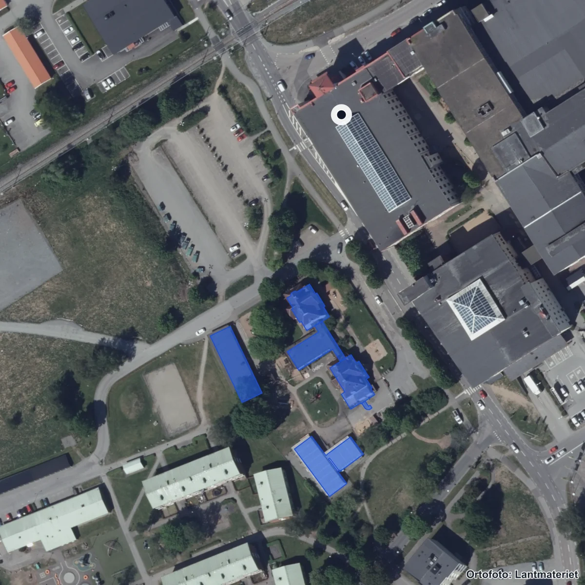 Flygbild över Montessoriskolan i Skene AB, ortofoto från Lantmäteriet
