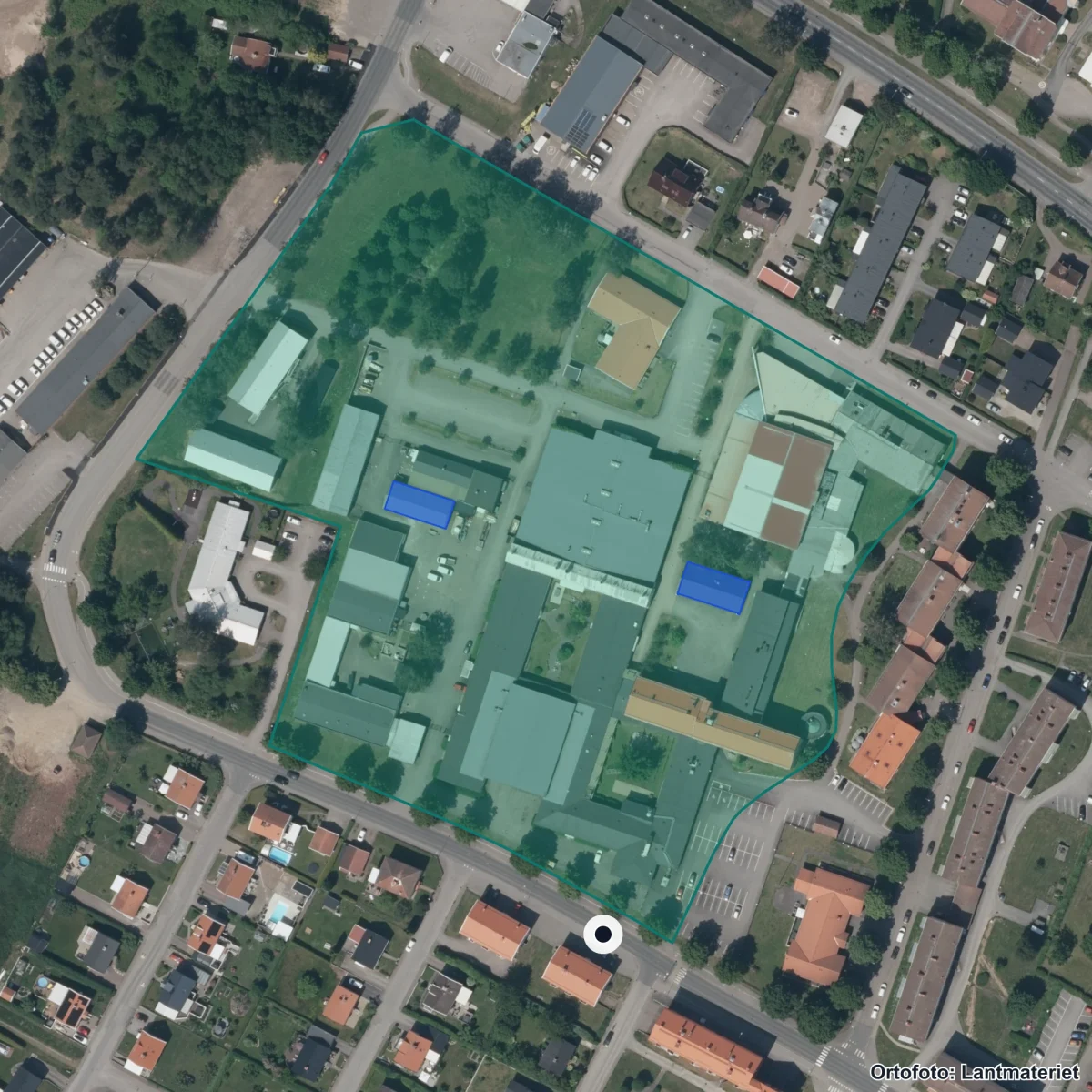Flygbild över Dackeskolan, ortofoto från Lantmäteriet