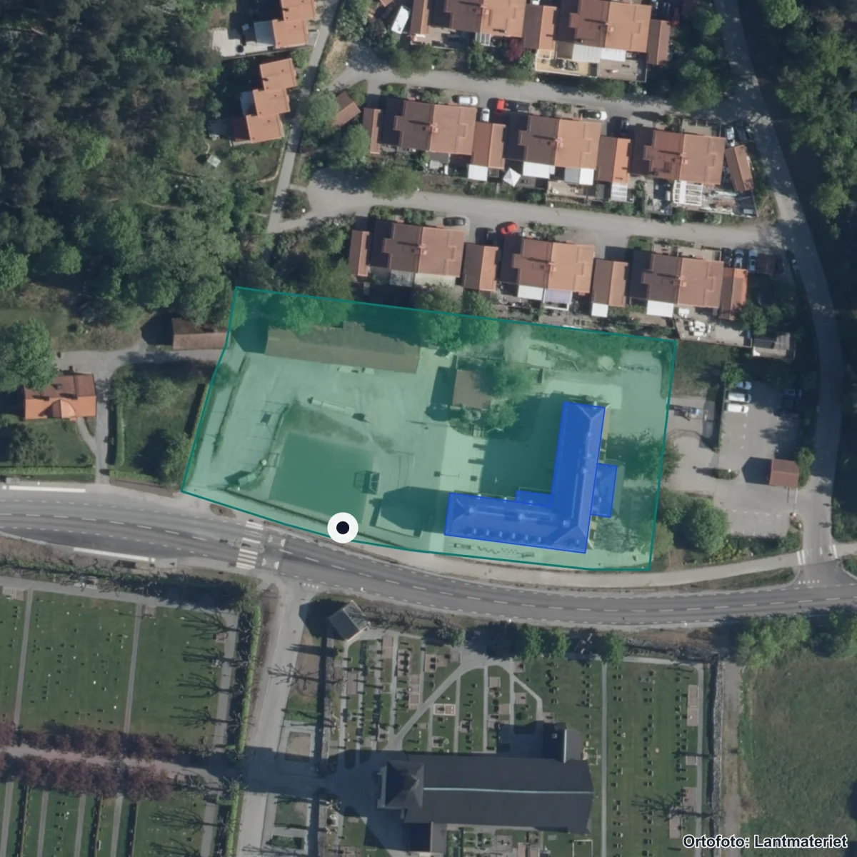 Flygbild över Botkyrka Friskola, ortofoto från Lantmäteriet