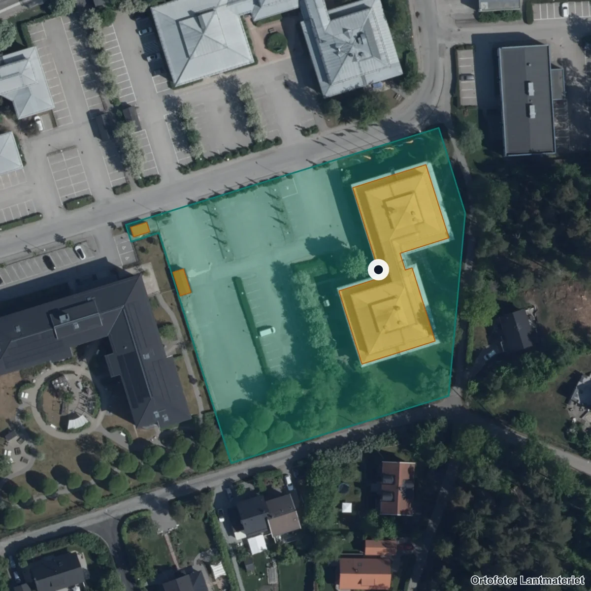 Flygbild över Mimers gymnasium, ortofoto från Lantmäteriet