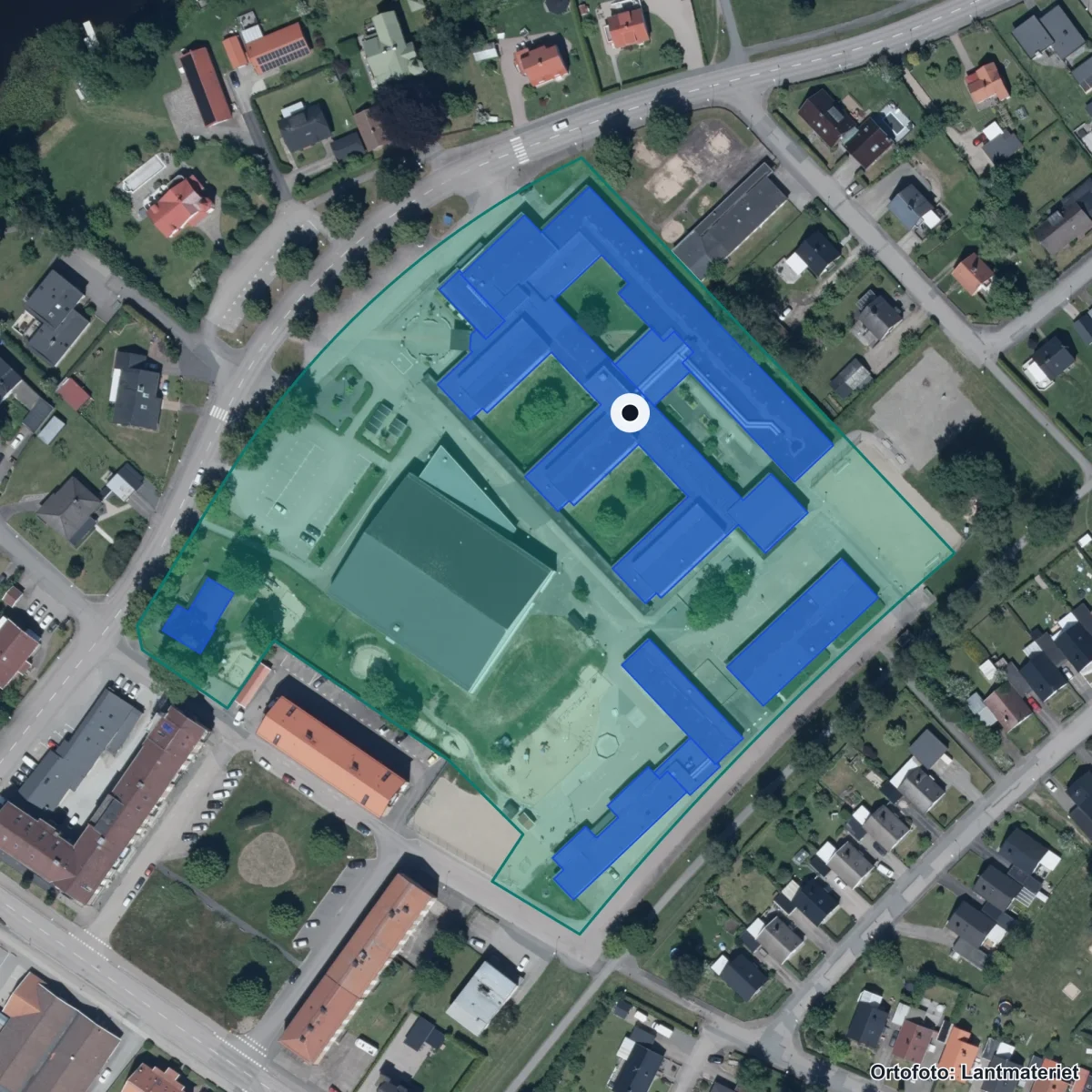 Flygbild över Astradskolan, ortofoto från Lantmäteriet