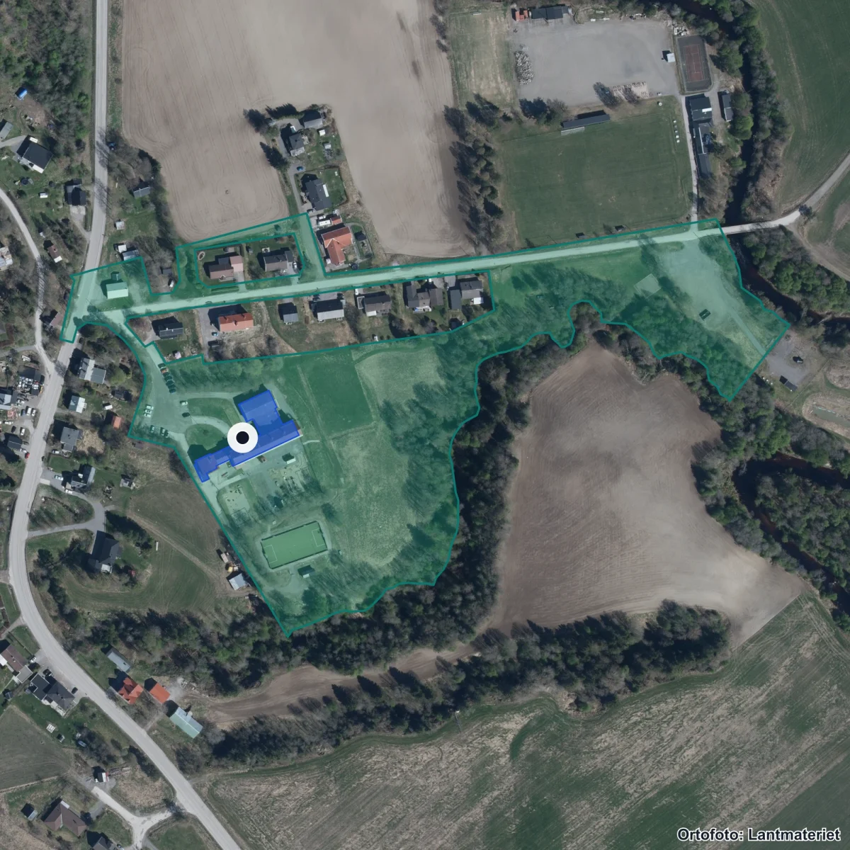 Flygbild över Ljustorps skola, ortofoto från Lantmäteriet