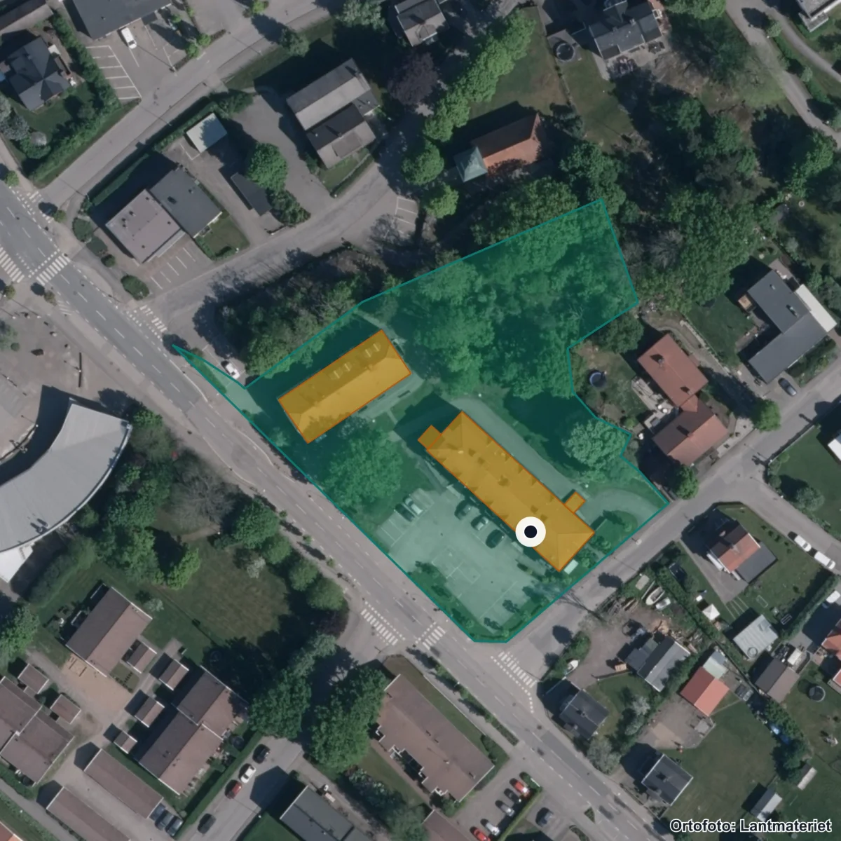 Flygbild över Campus Lidköping, komvux, ortofoto från Lantmäteriet