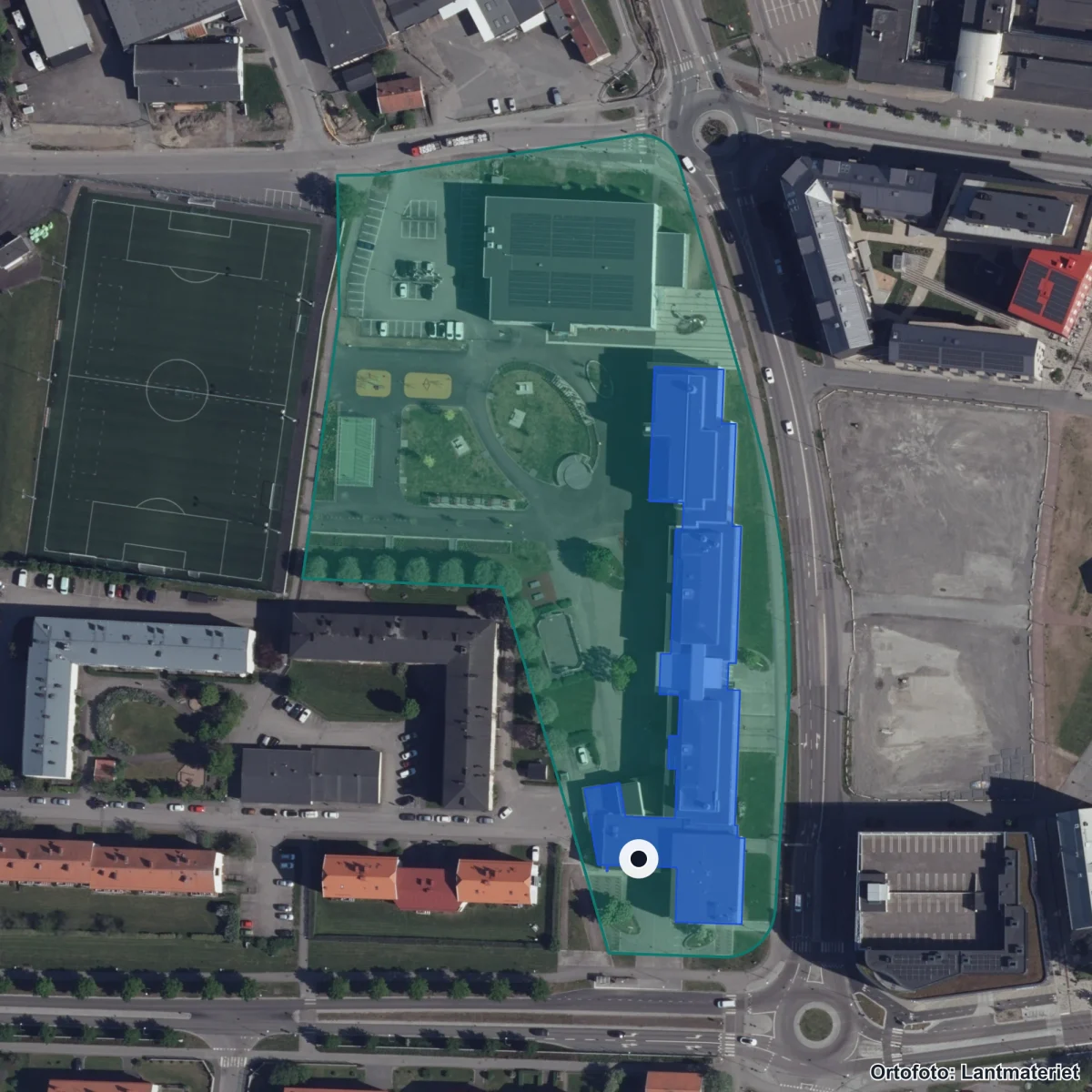 Flygbild över Varlaskolan, ortofoto från Lantmäteriet