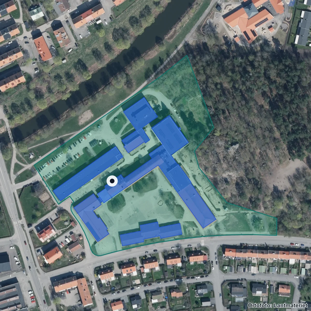 Flygbild över Gökstensskolan, ortofoto från Lantmäteriet