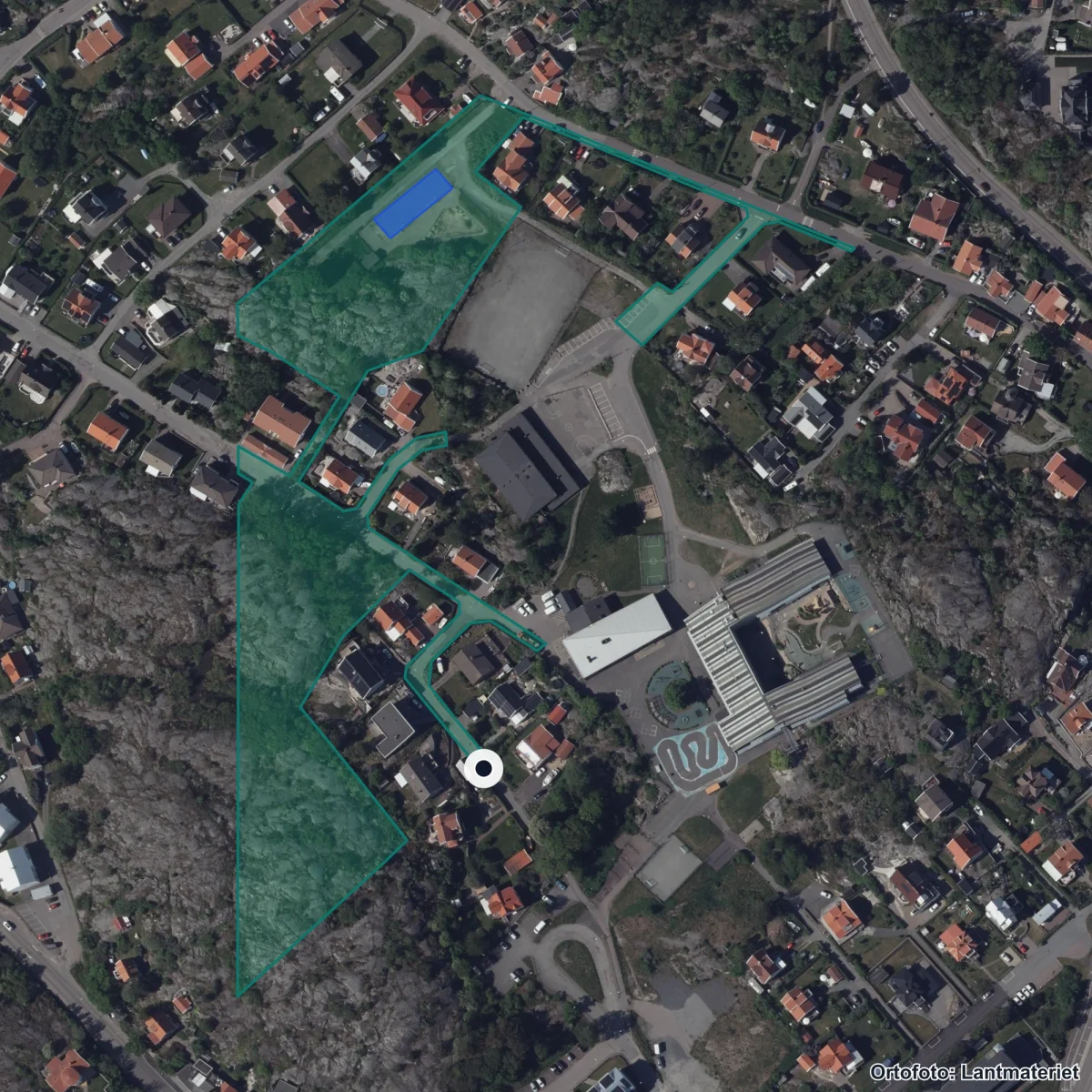 Flygbild över Brattebergsskolan, ortofoto från Lantmäteriet