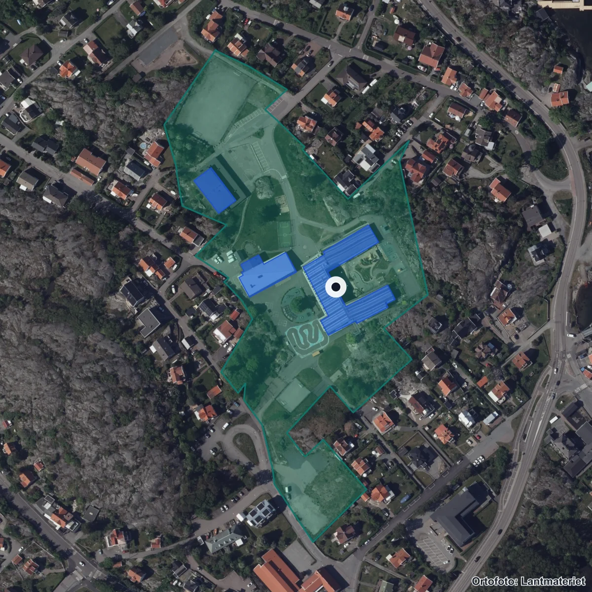 Flygbild över Brattebergsskolan, ortofoto från Lantmäteriet