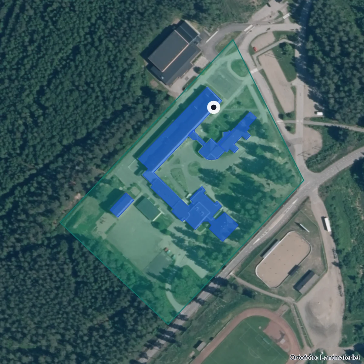 Flygbild över Kyrkhedens skola, ortofoto från Lantmäteriet