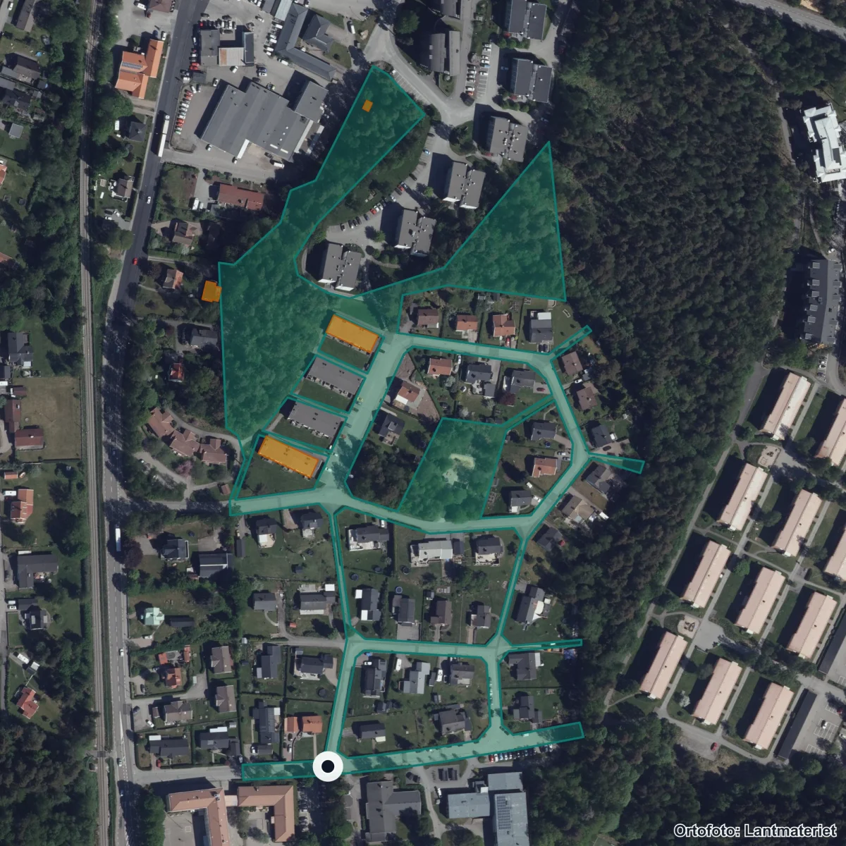 Flygbild över Fristadskolan, ortofoto från Lantmäteriet