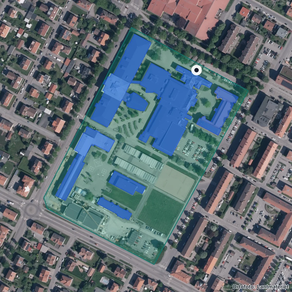 Flygbild över De la Gardiegymnasiet, ortofoto från Lantmäteriet