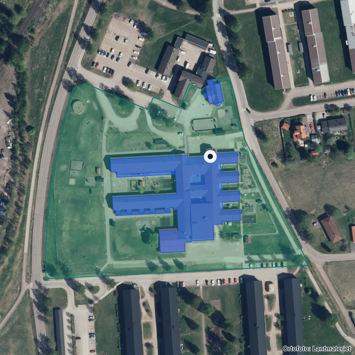 Flygbild över Utmelands skola, ortofoto från Lantmäteriet