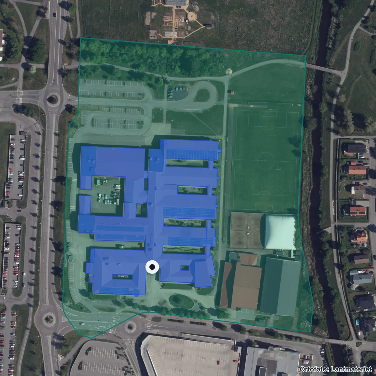 Flygbild över Elof Lindälvs Gymnasium, ortofoto från Lantmäteriet