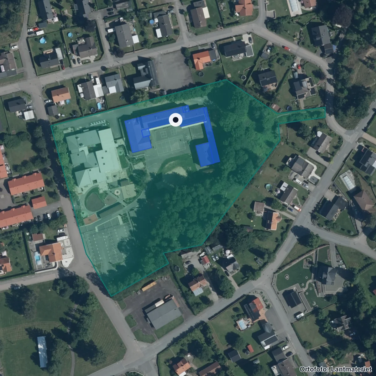 Flygbild över Tormestorps skola, ortofoto från Lantmäteriet
