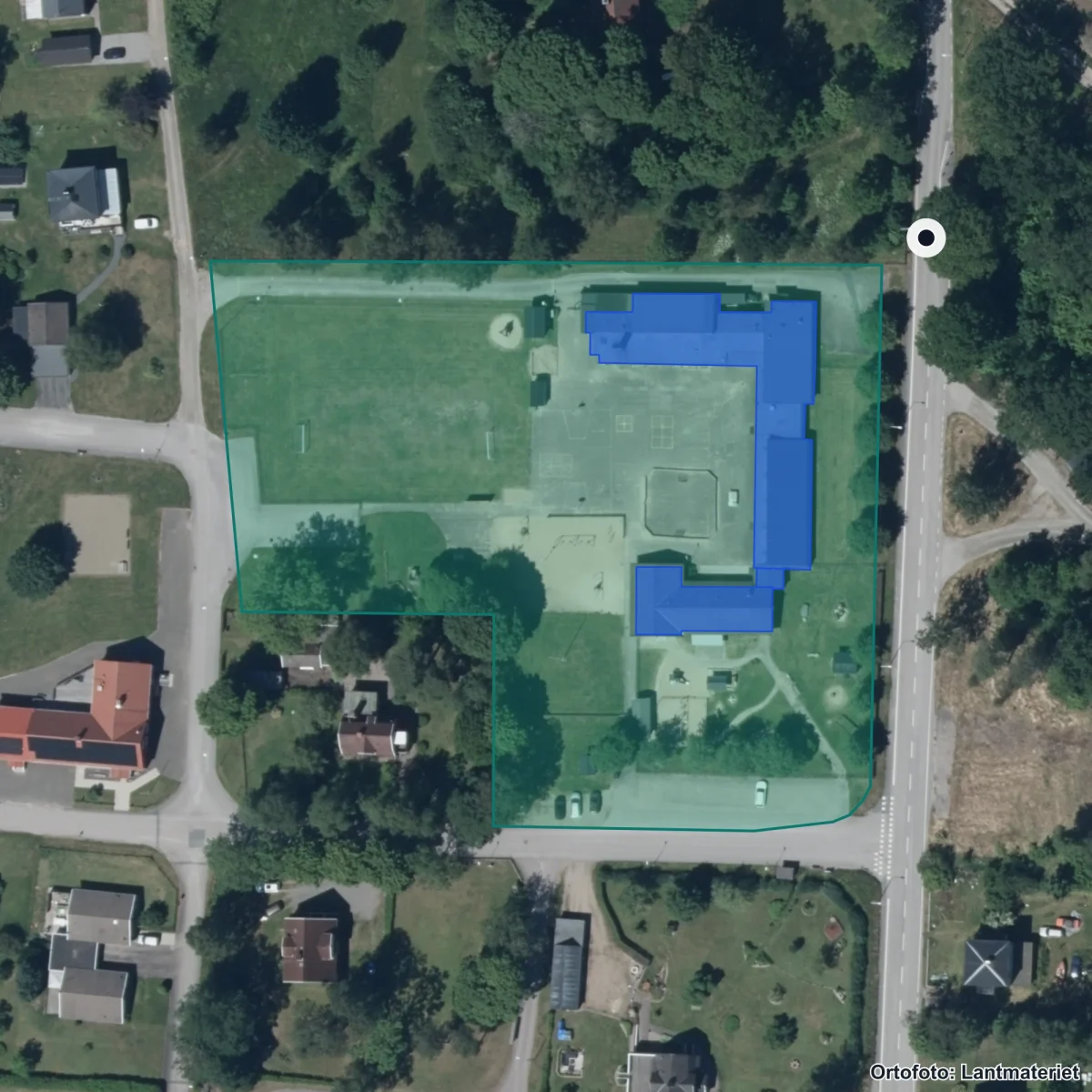 Flygbild över Astradskolan, ortofoto från Lantmäteriet