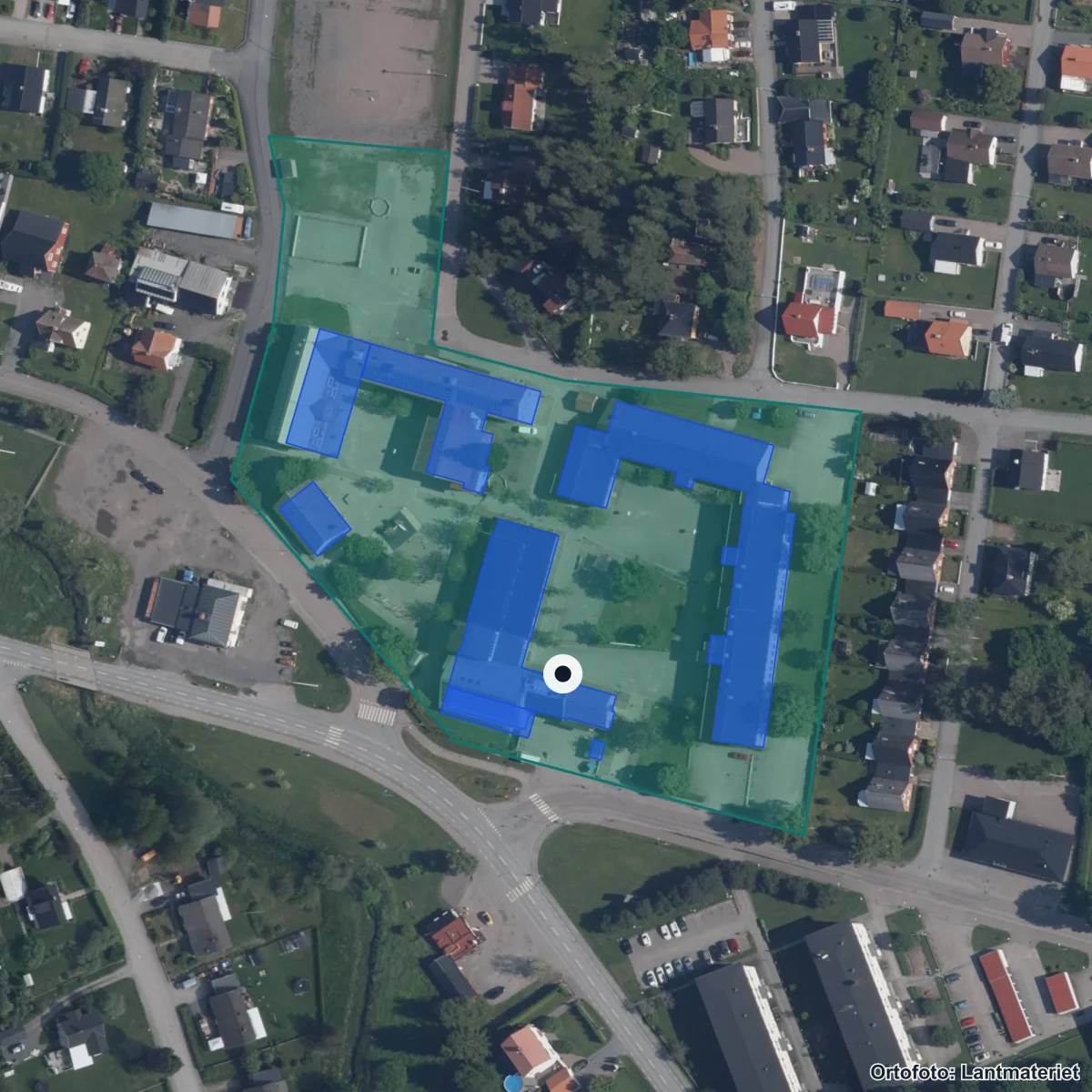 Flygbild över Östervåla skola, ortofoto från Lantmäteriet