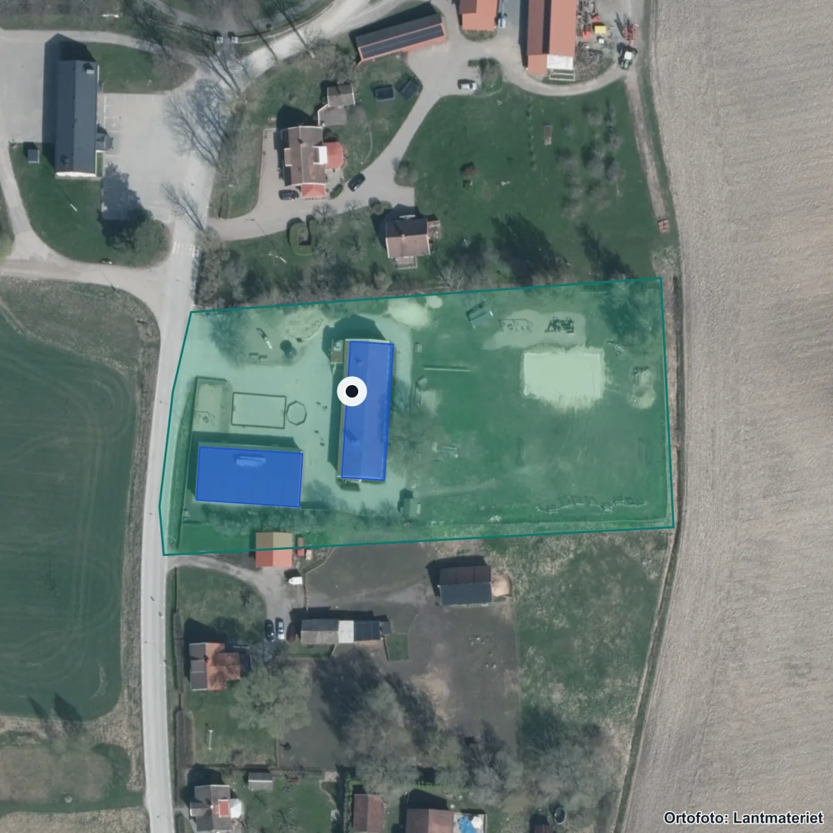 Flygbild över Tysslinge Friskola, ortofoto från Lantmäteriet
