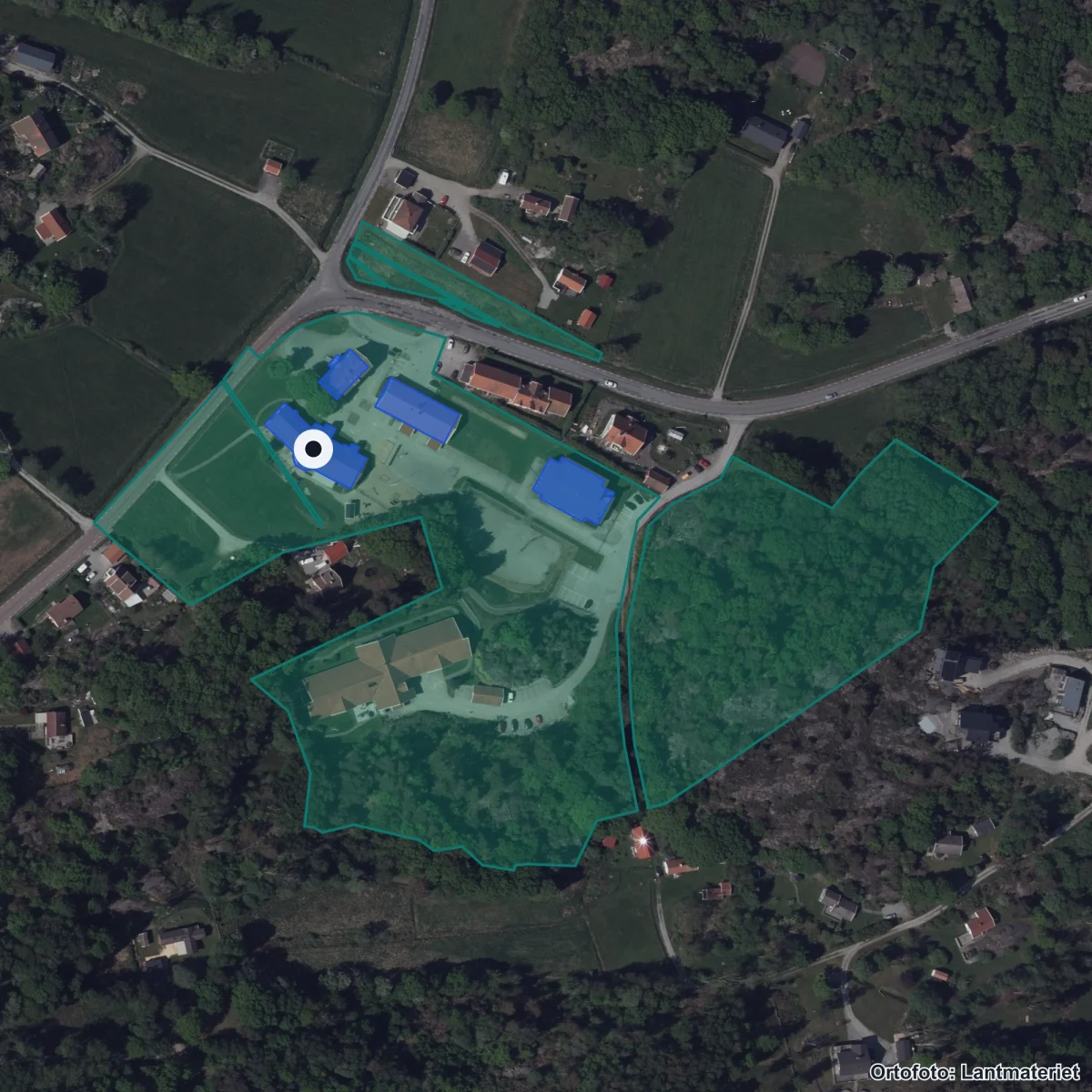 Aerial view of Tjörns montessori skola och förskola, orthophoto from Lantmäteriet