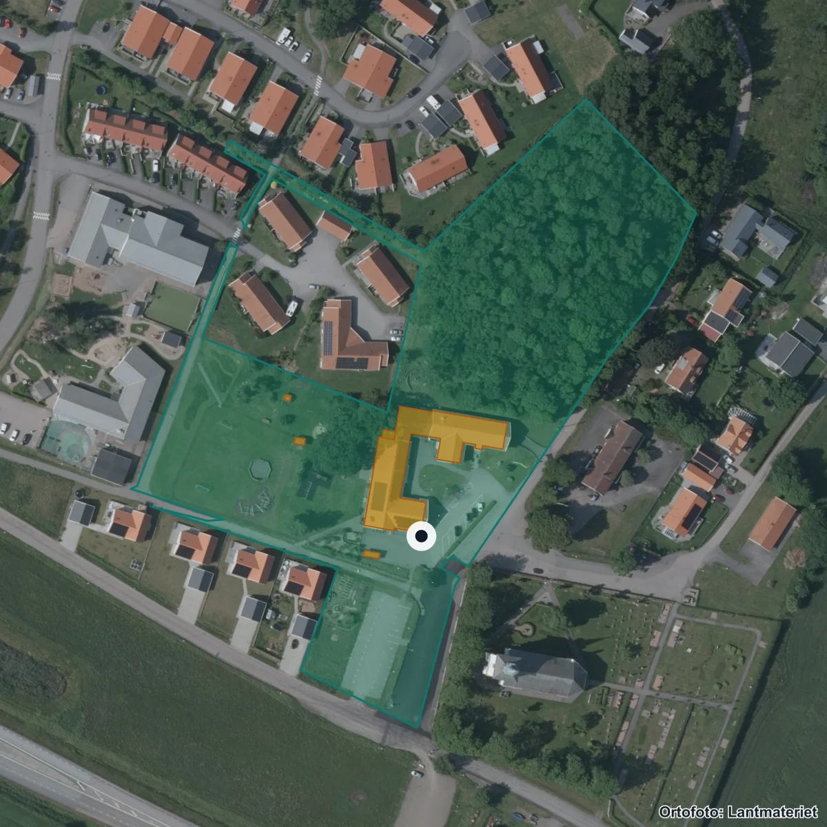 Flygbild över Senapskornet Skrea fritidshem, ortofoto från Lantmäteriet