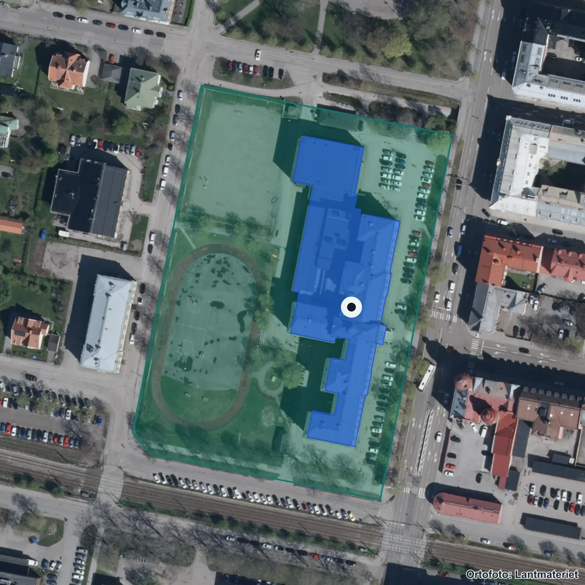Flygbild över Sundsvalls gymnasium, Hedbergska skolan, ortofoto från Lantmäteriet