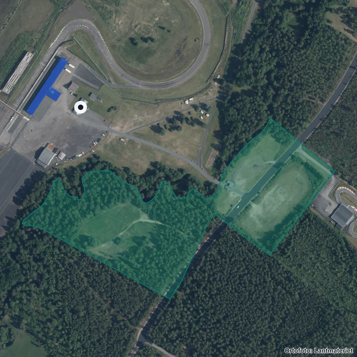 Flygbild över Motorsportgymnasiet, ortofoto från Lantmäteriet