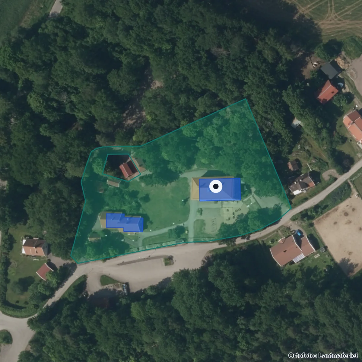Flygbild över Västra Harg skola, ortofoto från Lantmäteriet
