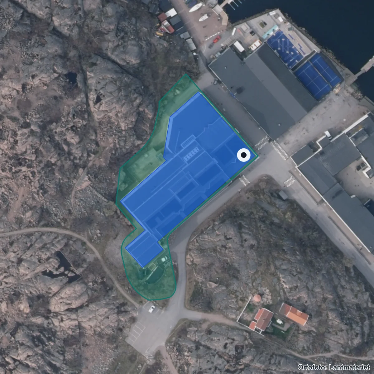 Flygbild över Gullmarsgymnasiet, ortofoto från Lantmäteriet