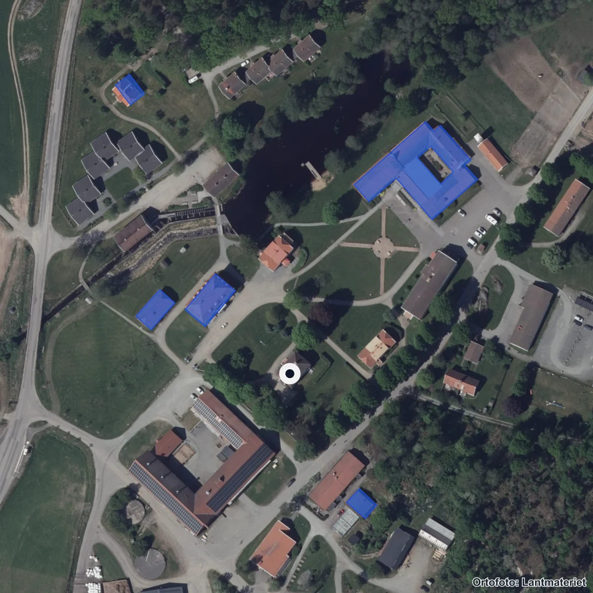 Flygbild över Strömma Naturbrukscentrum AB, ortofoto från Lantmäteriet