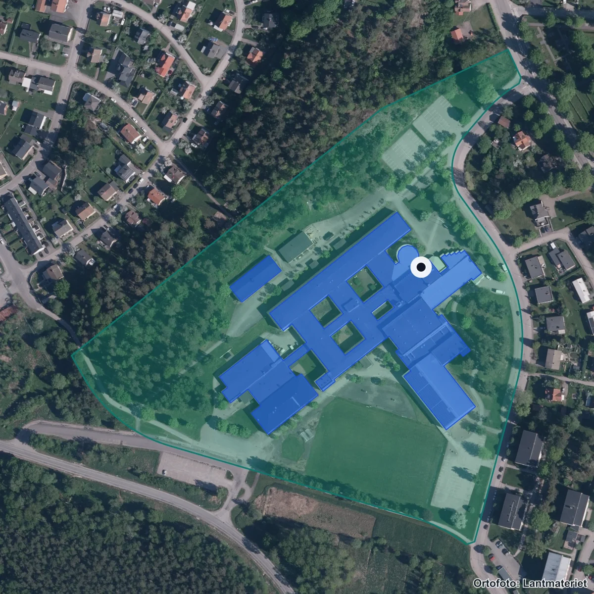 Flygbild över Karlbergsgymnasiet, ortofoto från Lantmäteriet