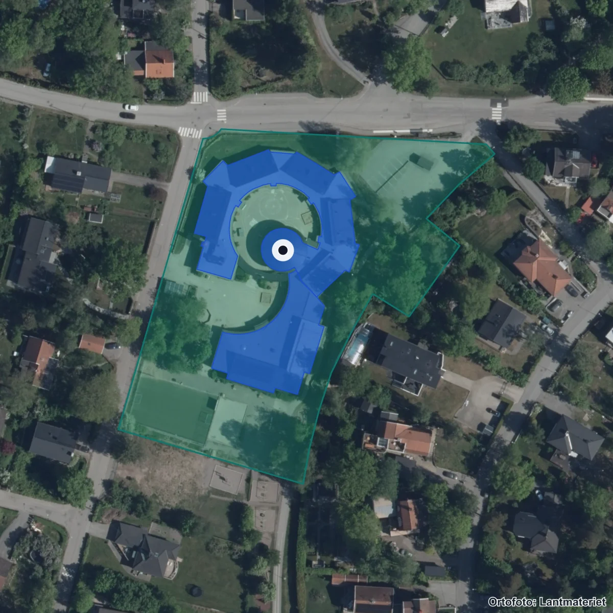 Flygbild över Kyrkskolan, ortofoto från Lantmäteriet