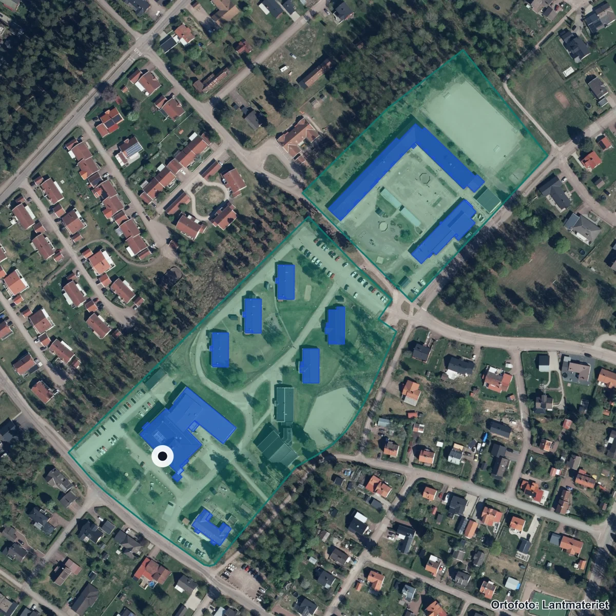Flygbild över Morkarlbyhöjdens skola, ortofoto från Lantmäteriet