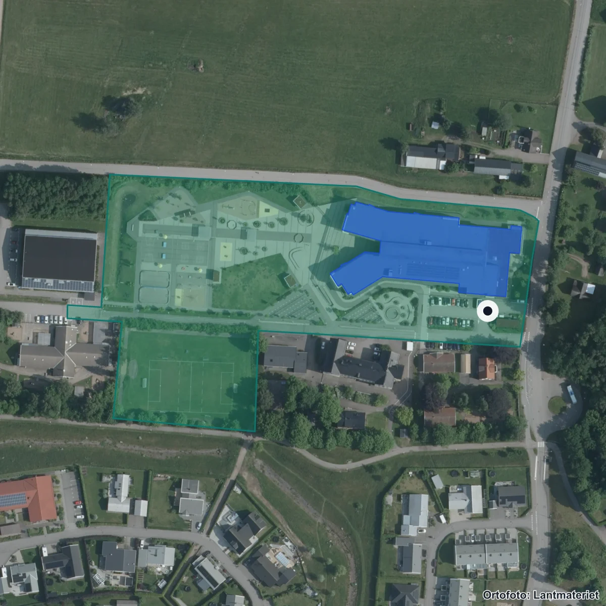 Flygbild över Kärlekens skola, ortofoto från Lantmäteriet