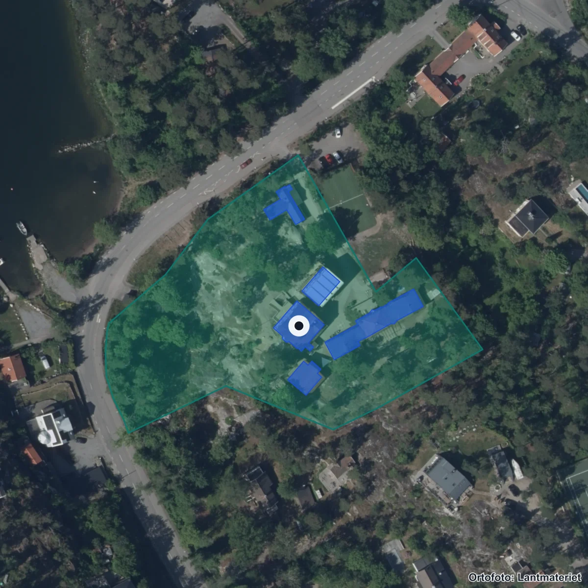 Flygbild över Backeboskolan ekonomisk förening, ortofoto från Lantmäteriet
