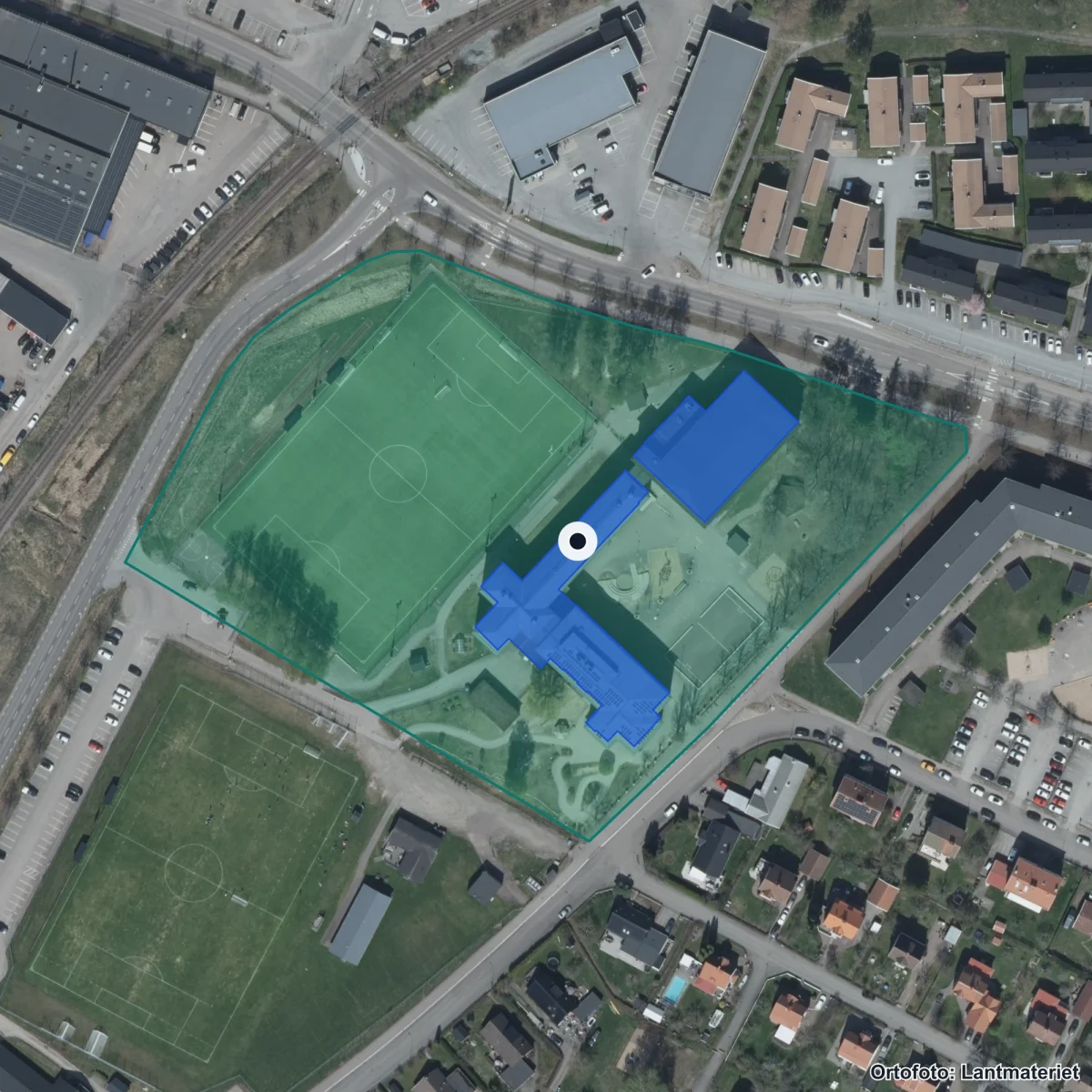 Flygbild över Västerstrandsskolan, ortofoto från Lantmäteriet