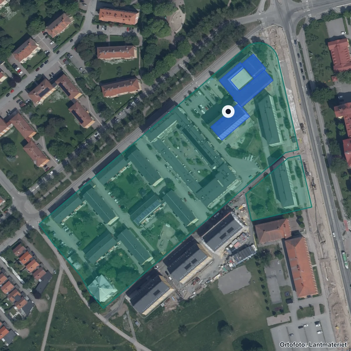 Flygbild över JENSEN grundskola Kåbo, ortofoto från Lantmäteriet