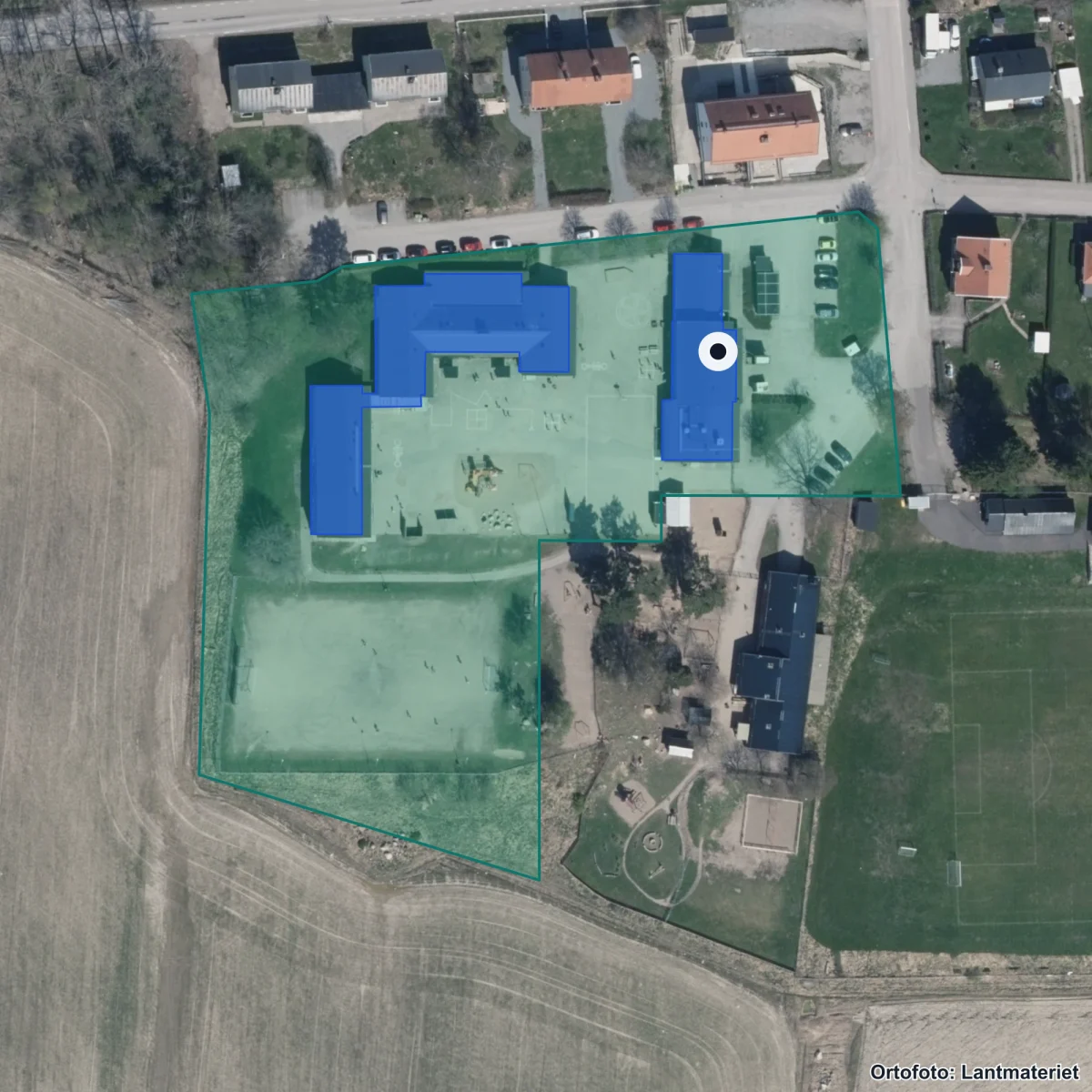 Flygbild över Hällberga skola, ortofoto från Lantmäteriet