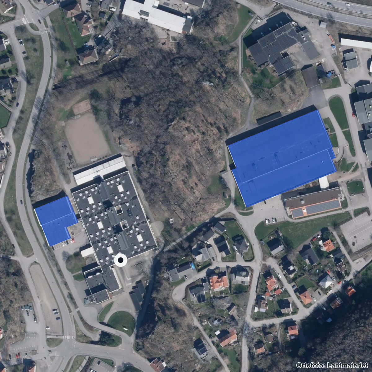 Flygbild över Uddevalla Gymnasieskola, ortofoto från Lantmäteriet