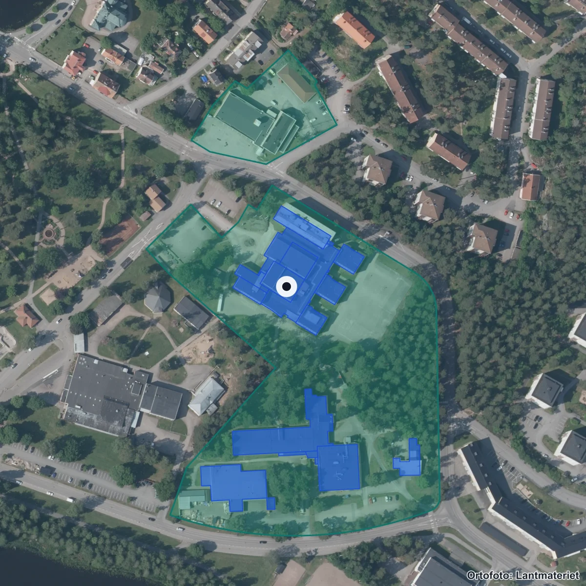 Flygbild över Holavedsgymnasiet, ortofoto från Lantmäteriet