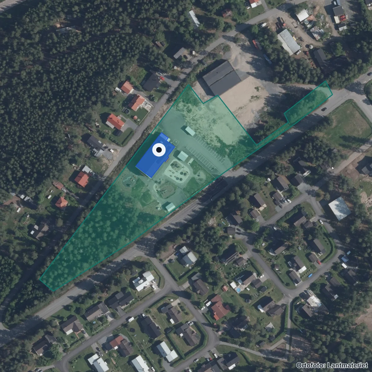 Flygbild över Hedforsens Förskola, ortofoto från Lantmäteriet