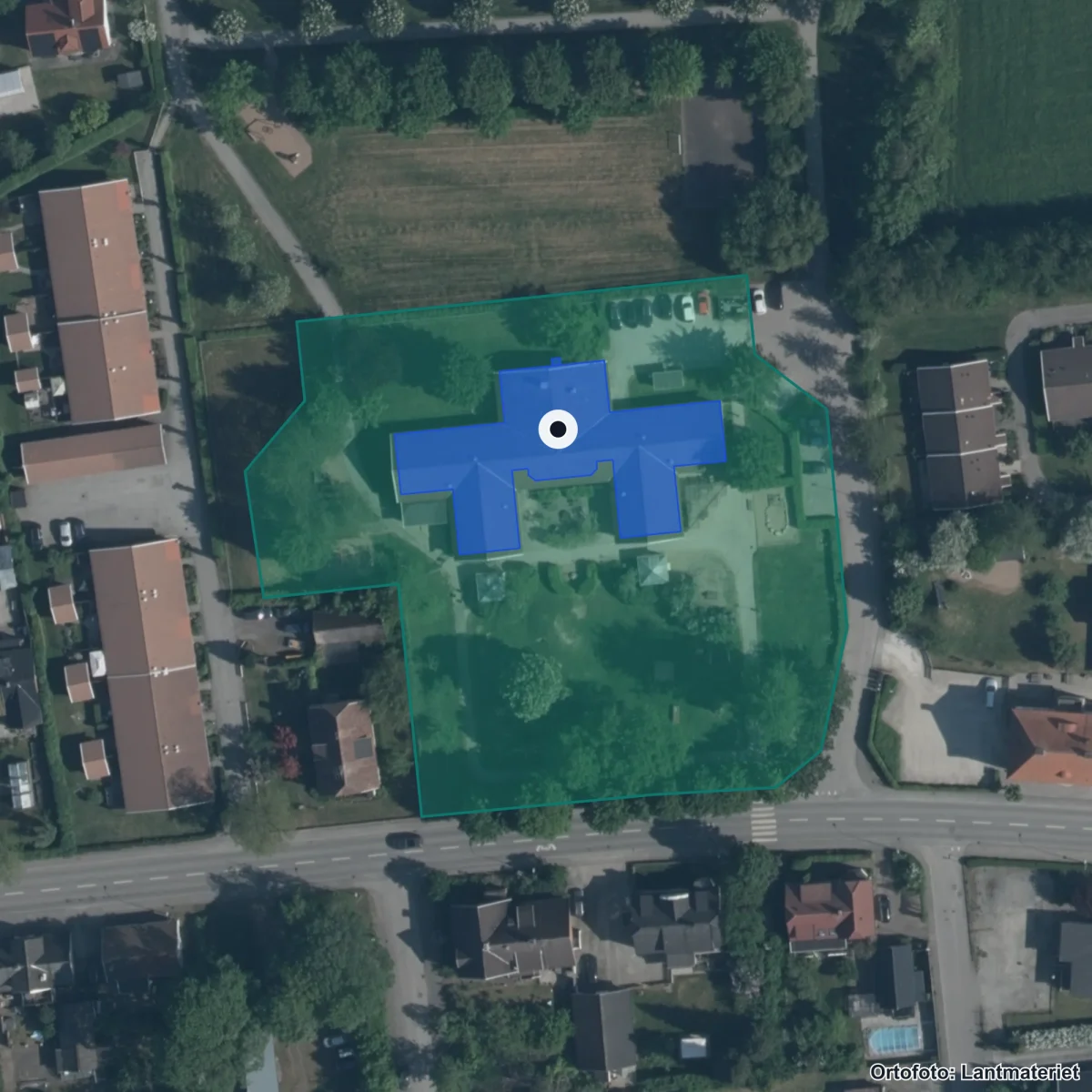 Flygbild över Lönnebo Förskola, ortofoto från Lantmäteriet