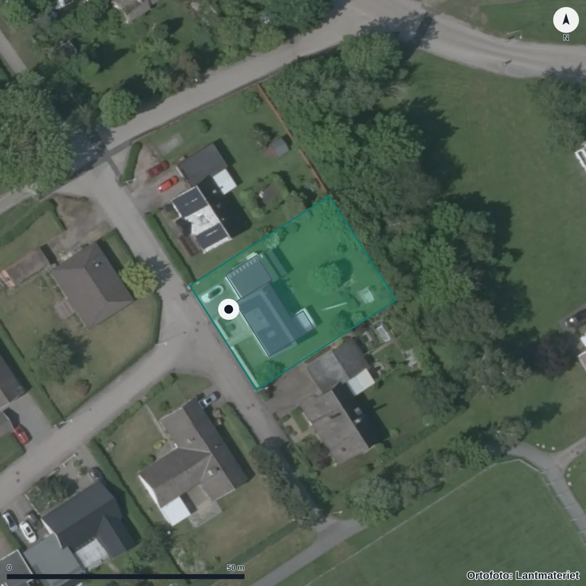 Flygbild över Stiftelsen Falkenbergs Montessoriskolor, ortofoto från Lantmäteriet