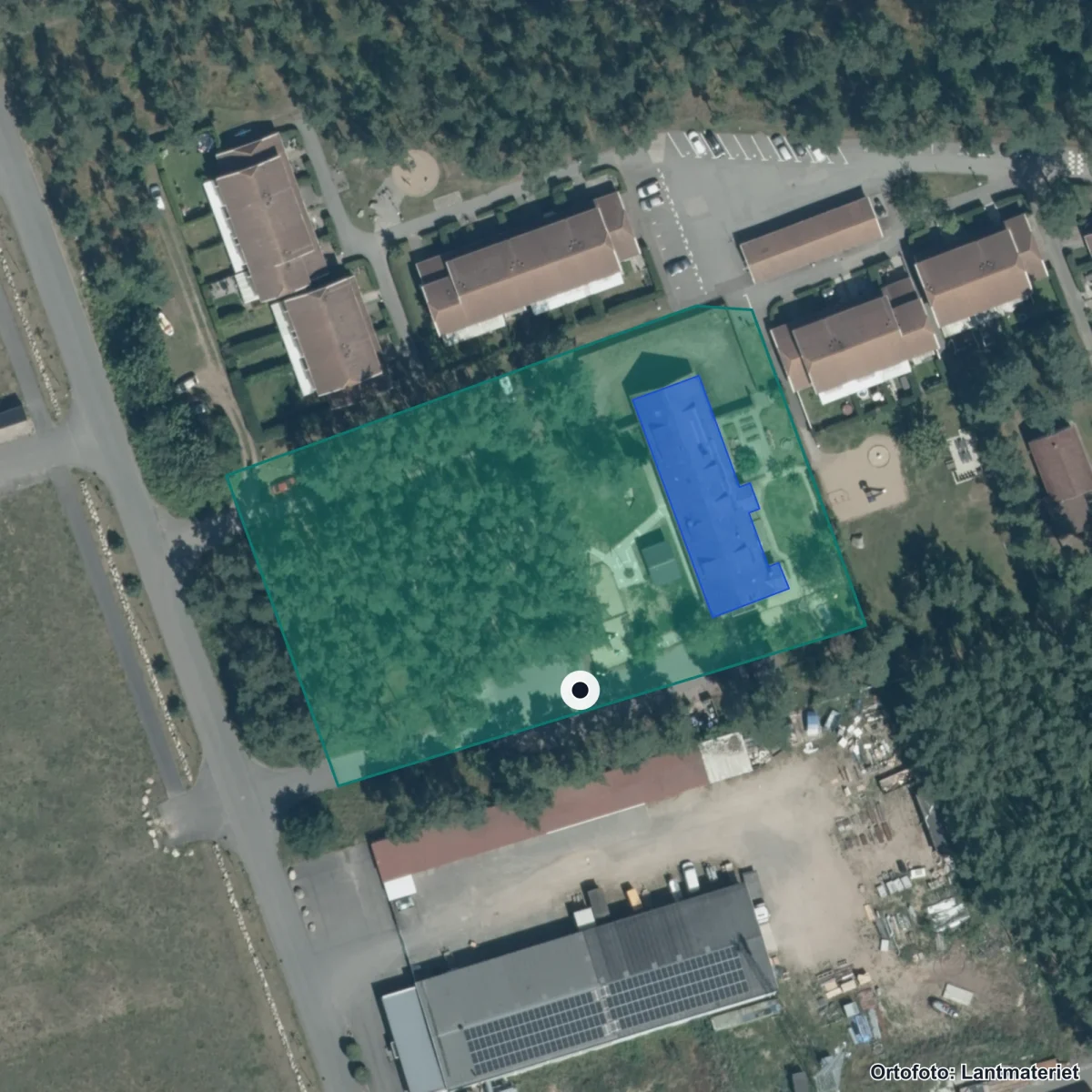 Flygbild över Mårten Gås Montessoriförskola, ortofoto från Lantmäteriet