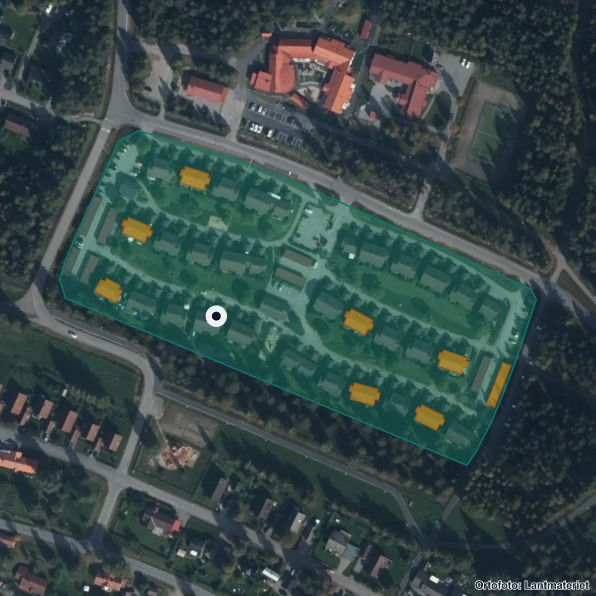 Flygbild över Ämbarbo Förskola, ortofoto från Lantmäteriet