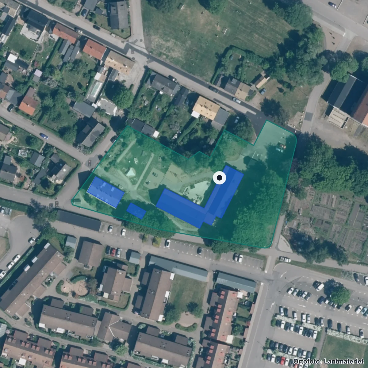 Flygbild över Montessoriskolan Tellus, ortofoto från Lantmäteriet