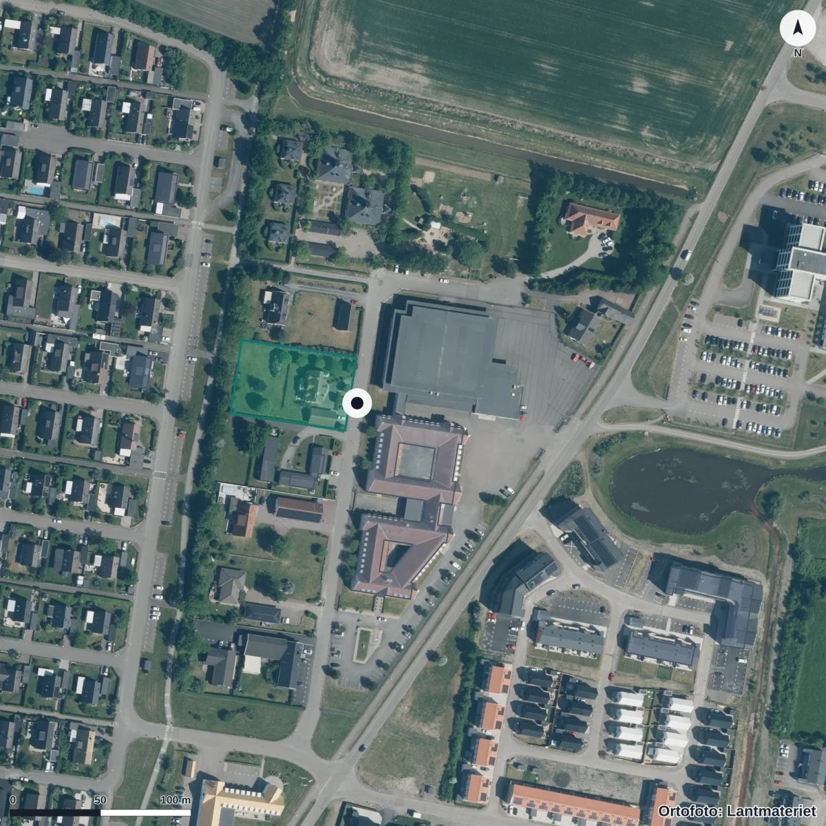Flygbild över Vikens Montessori, ortofoto från Lantmäteriet