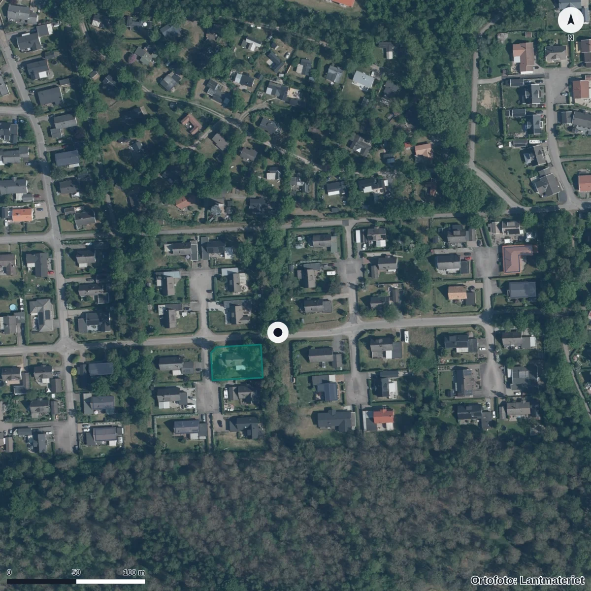Flygbild över Vejbystrands Skola Och Förskola, ortofoto från Lantmäteriet
