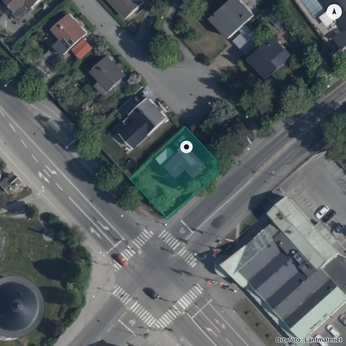 Flygbild över Montessoriförskolan Delfinen, ortofoto från Lantmäteriet