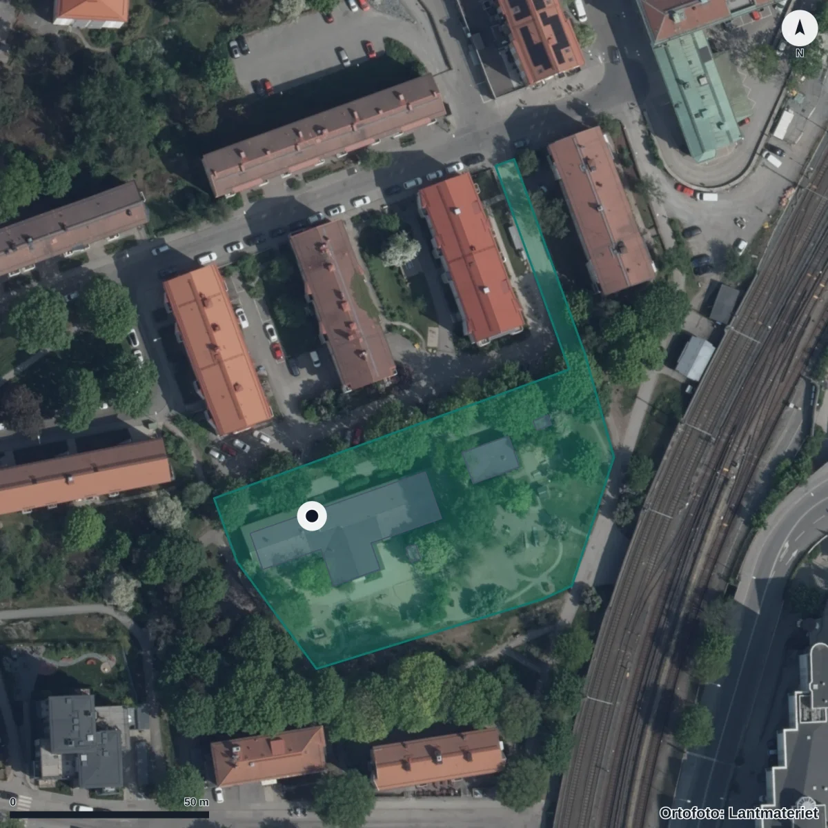 Flygbild över Förskolan Backstugan, ortofoto från Lantmäteriet